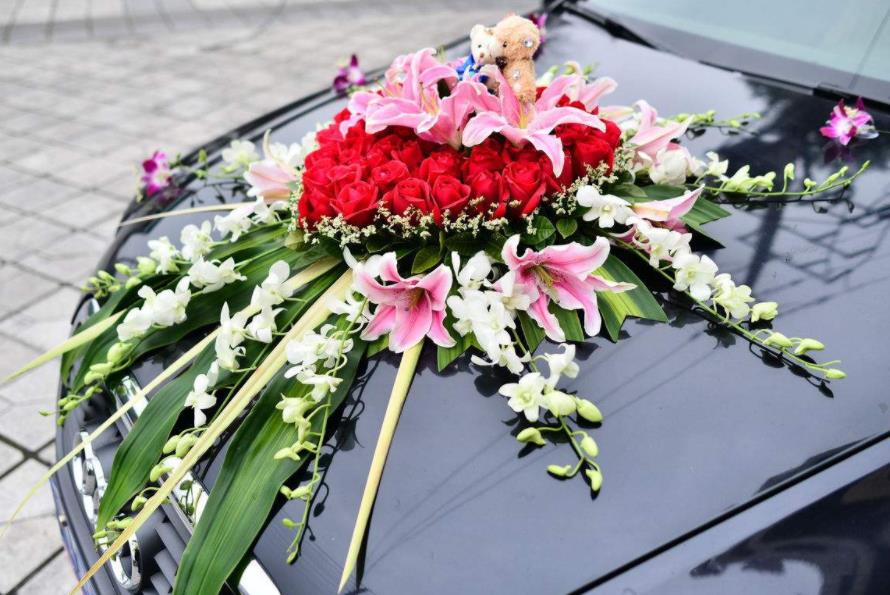 婚礼车花怎么装饰？是用真鲜花还是假花?